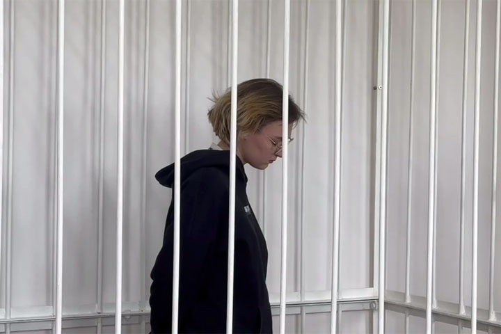 В Саяногорске раскаявшаяся курьерша мошенников отпущена в зале суда